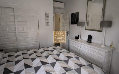Vakker og koselig villa med fin hage.
